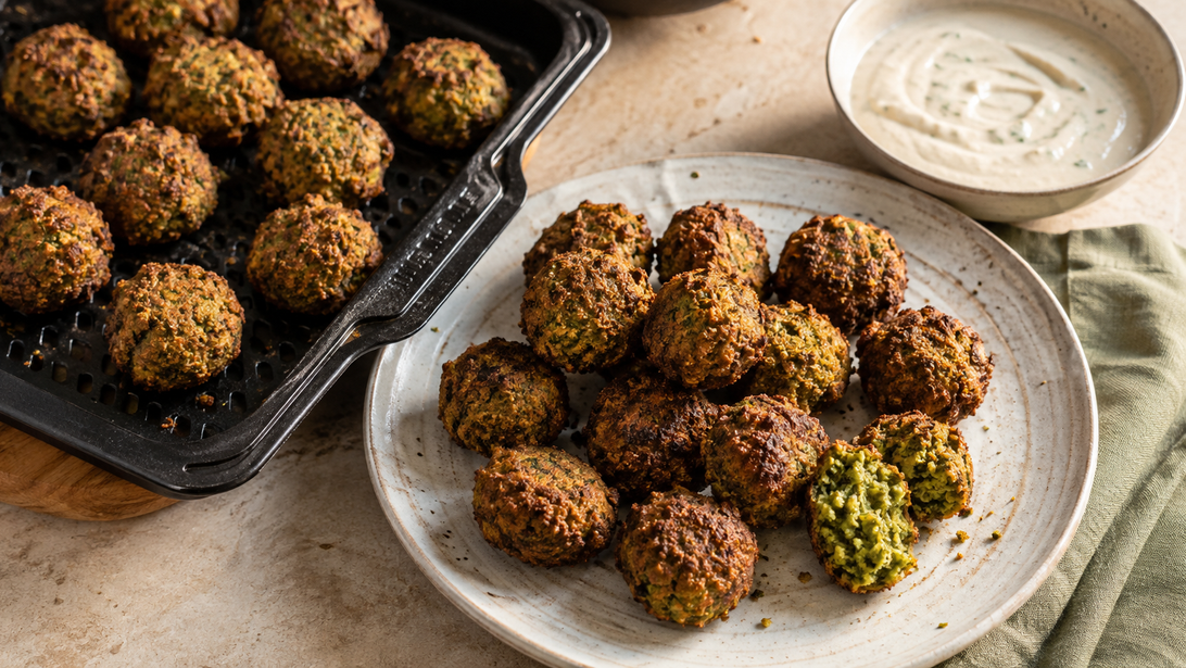 Gebräunte Falafel aus dem Airfryer mit hellem Tahini-Kräuterdip