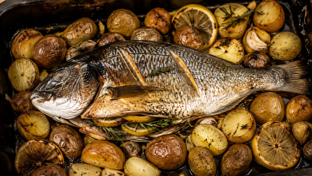 Ganze Doraden aus dem Ofen mit Zitrone, Kräutern und kleinen Kartoffeln