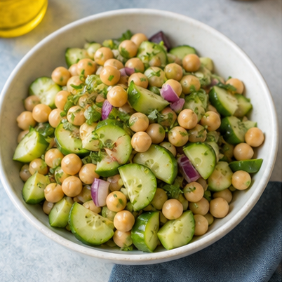 Gurken-Kichererbsen-Salat appetitlich angerichtet