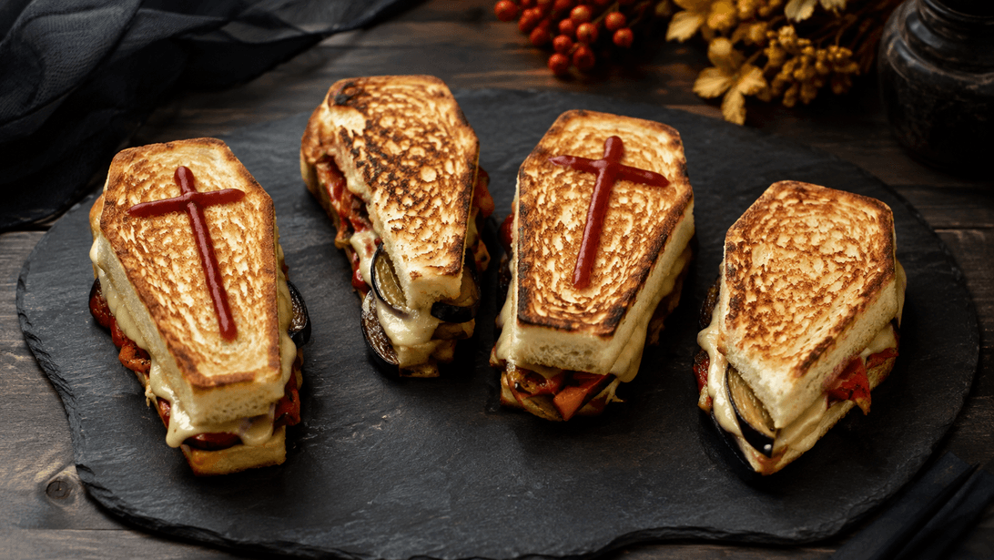 Unterschiedlich belegte dunkle Sandwiches in schlichter Sargform