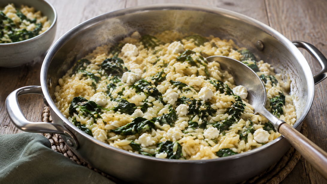 One-Pot-Spinat-Orzo appetitlich angerichtet