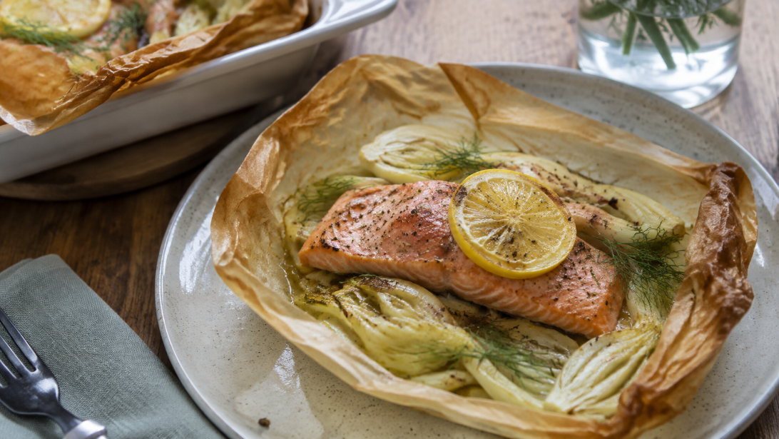 Fenchel-Lachs-Päckchen mit Zitrone, natürlich und servierfertig angerichtet