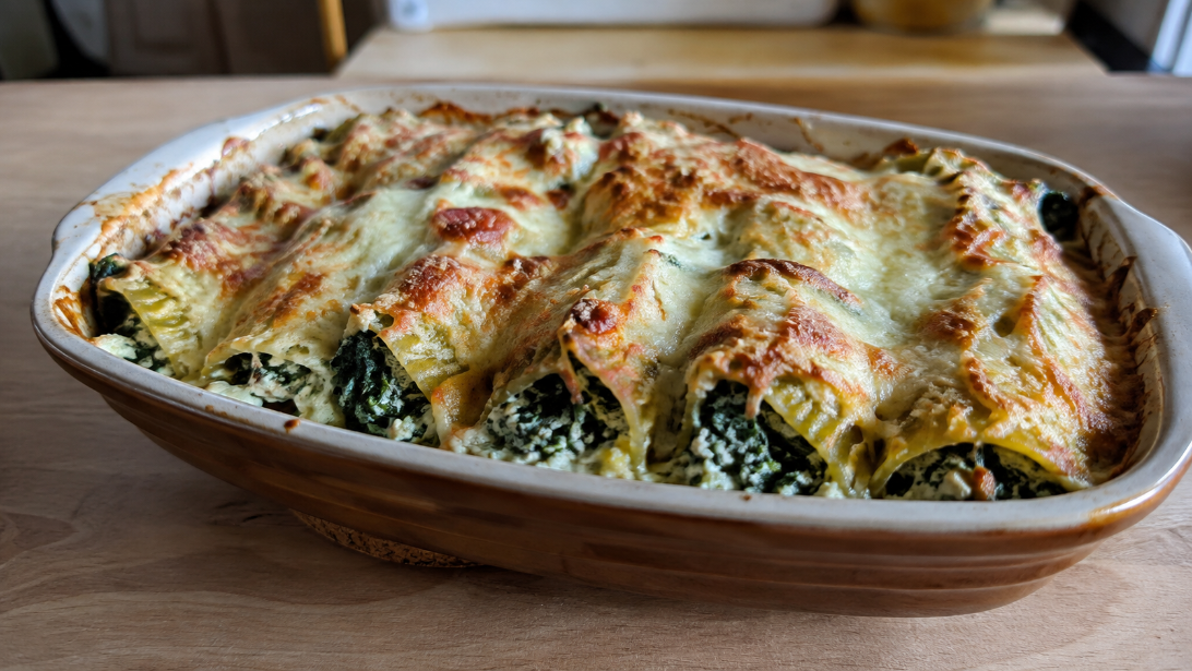 Mangold-Ricotta-Cannelloni, natürlich und servierfertig angerichtet