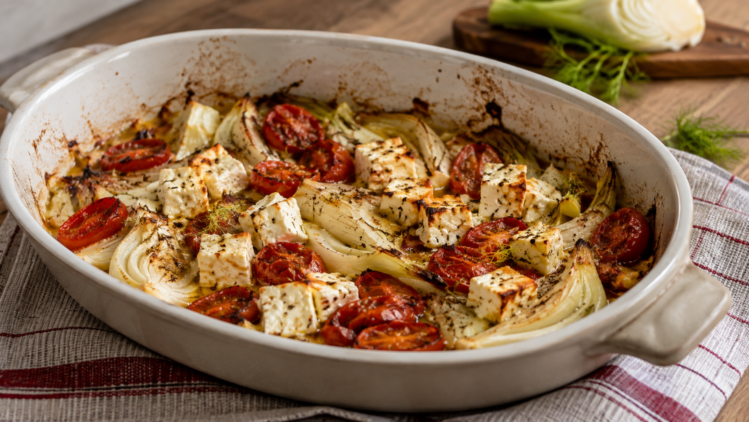 Ofenfenchel mit Tomaten und Feta, natürlich und servierfertig angerichtet