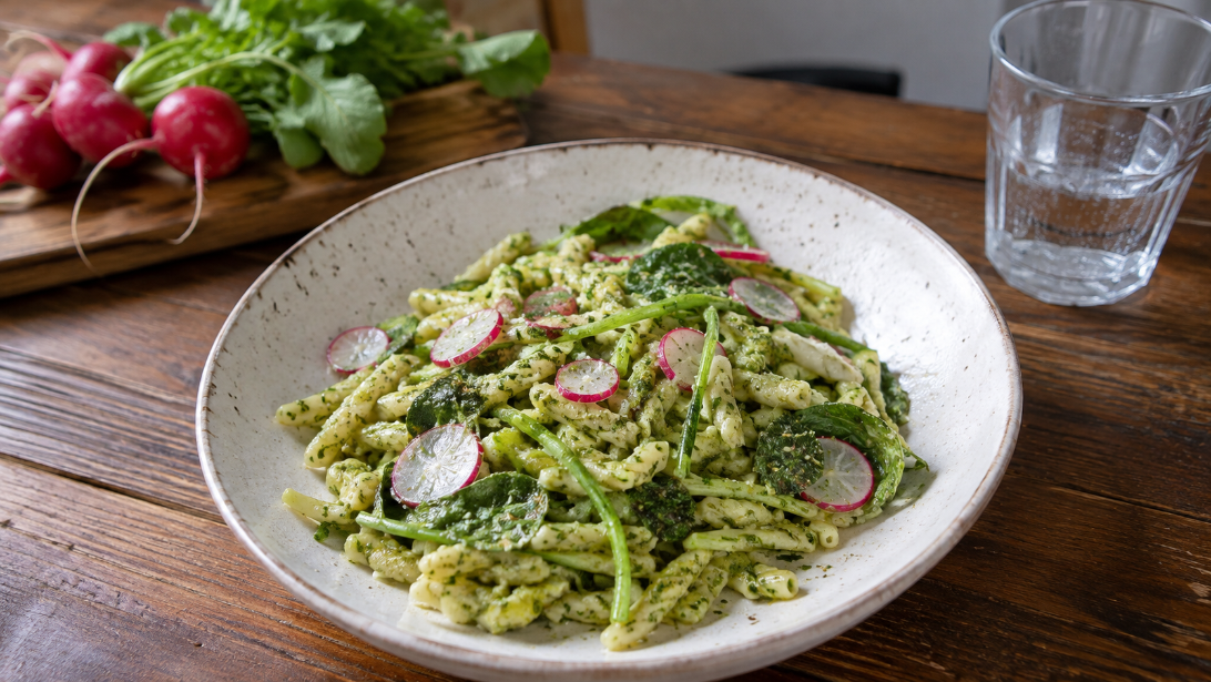 Pasta mit Radieschenblätter-Pesto, natürlich und servierfertig angerichtet