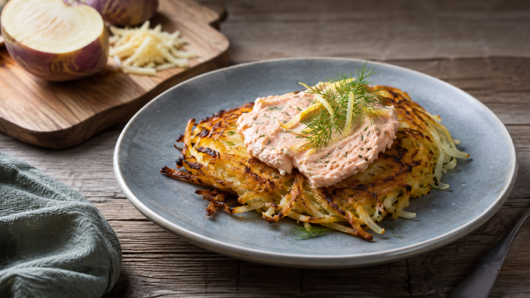 Steckrüben-Rösti mit Lachscreme, natürlich und servierfertig angerichtet