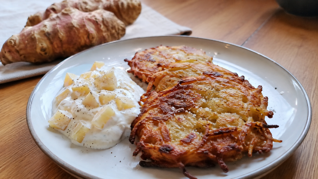 Topinambur-Kartoffel-Puffer mit Apfelquark, natürlich und servierfertig angerichtet