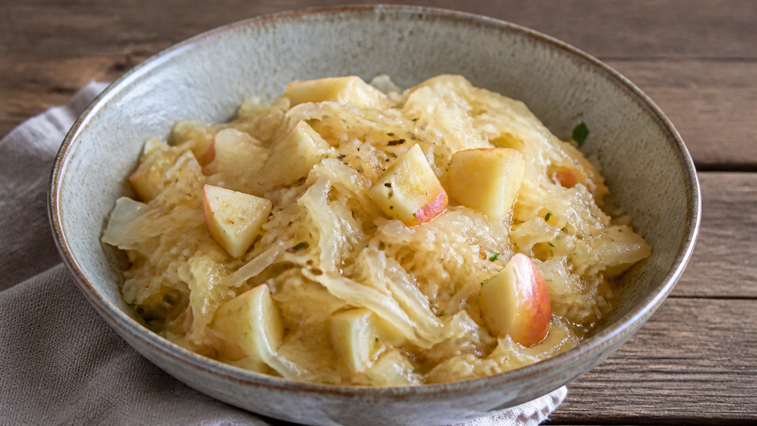 Locker geschmortes Sauerkraut mit Apfel und Kümmel