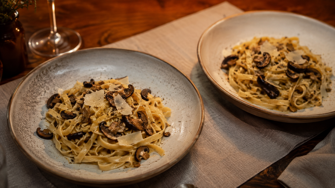 Cremige Tagliatelle mit gebräunten Pilzen und feinen Trüffelspänen
