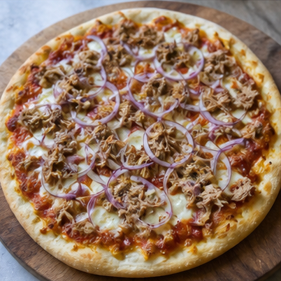 Thunfisch-Zwiebel-Pizza appetitlich angerichtet